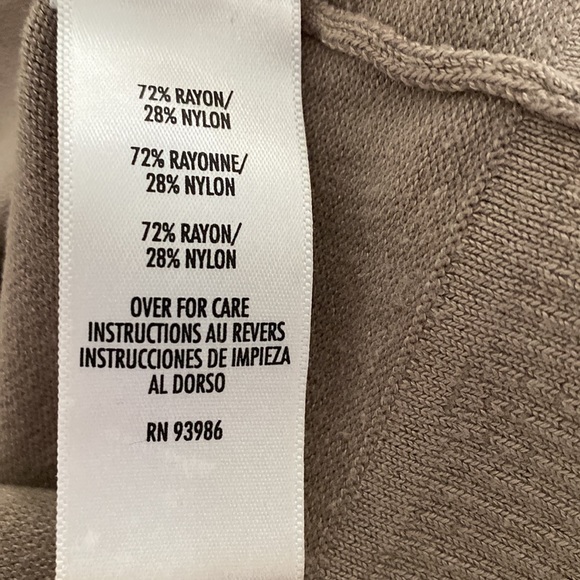 Medium cap sleeve, u neck top - Picture 3 of 4